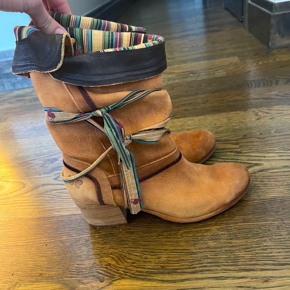 Felmini Tan Boots w/ heel - Picture 2 of 4